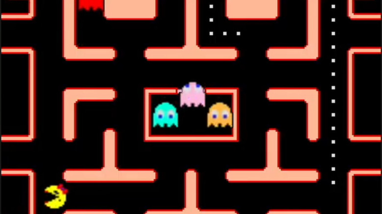 Ms. Pac-Man a képernyő bal alsó sarkában van, miközben három szellem ül a cellájában. 
