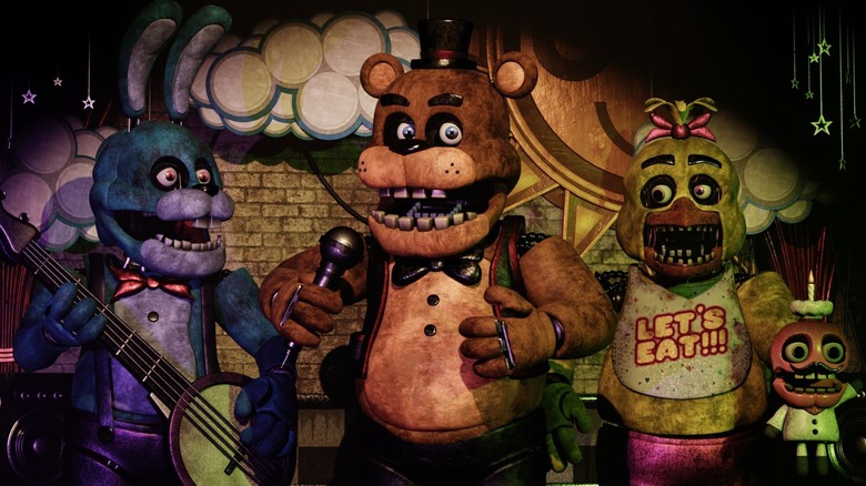 A Bonnie, Freddy Fazbear és a Chica animatronics fellép a színpadon "Öt éjszaka Freddynél" (2014)