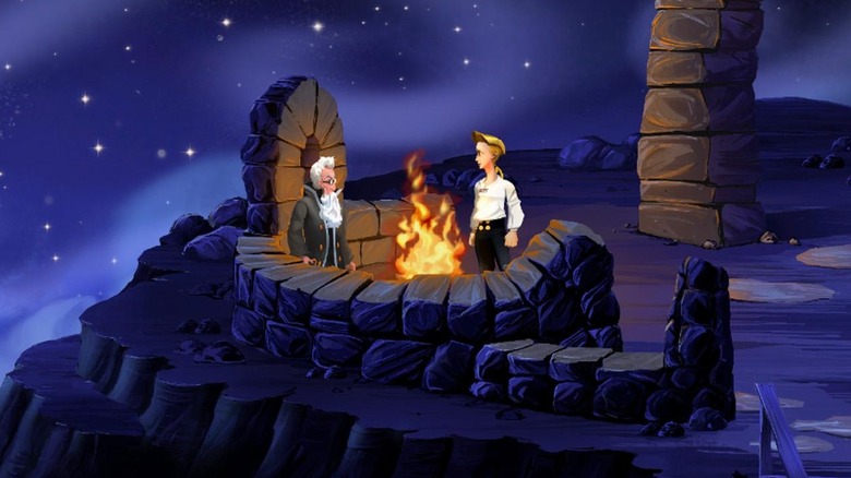 Guybrush Threepwood a sziklán álló kilátóhoz beszél éjszaka 