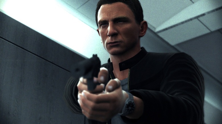 James Bond elfintorodik, miközben becéloz egy pisztolyt 