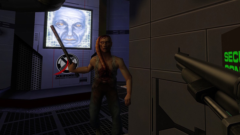 A játékos puskával felfegyverkezve egy mutáns felé halad a System Shock-ban