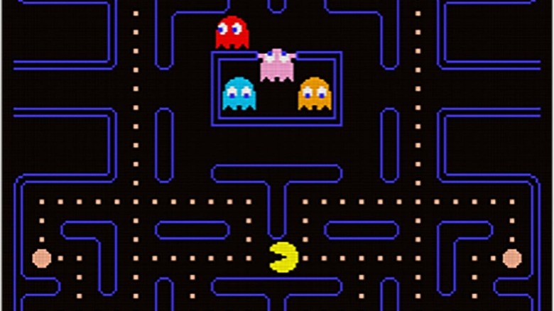 A szellemek egy központi blokkból bukkannak elő, alattuk pontokkal körülvéve Pac-Man a Pac-Manben