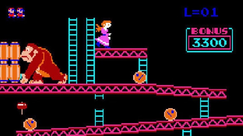 Donkey Kong megragad egy hordót, miközben Pauline egy emelvényen áll mellette Donkey Kongban