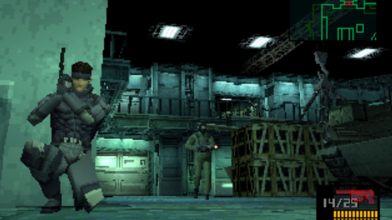 Solid Snake egy sarok mögött kuporog, miközben egy katona közeledik a Metal Gear Solidban