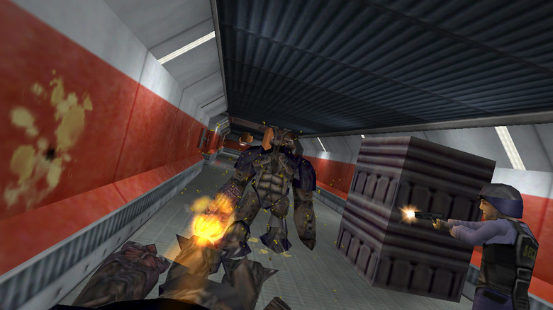 Egy katona géppuskakarral lelő egy mutánst a Half-Life-ben