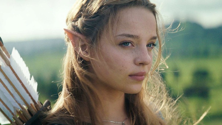 Zelda hercegnő nyílvesszővel a hátán áll a The Legend of Zelda című filmben