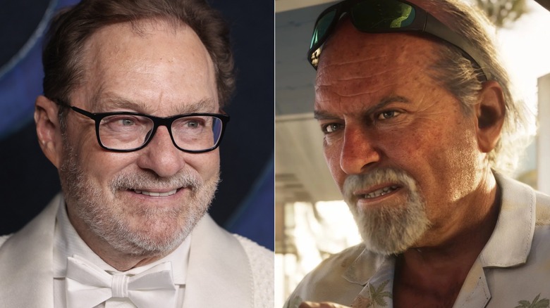 Stephen Root fehér szmokingban, Brian Heder fehér ingben pálmafákkal a GTA 6-ban