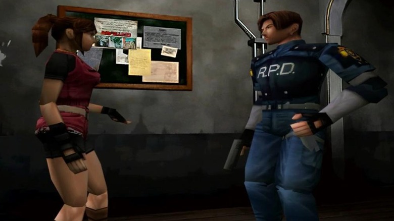 Claire Redfield egy faliújság mellett beszél Leon S. Kennedyvel 