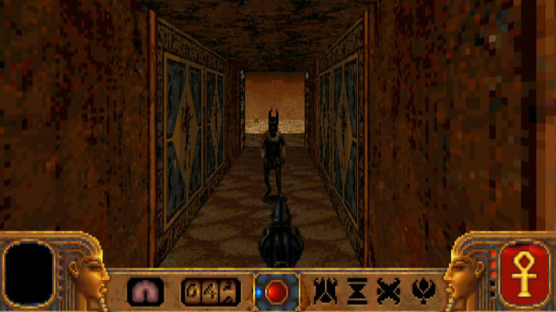 A játékos karakter egy pisztolyt mutat egy sakálfejű szörnyre a PowerSlave-ben