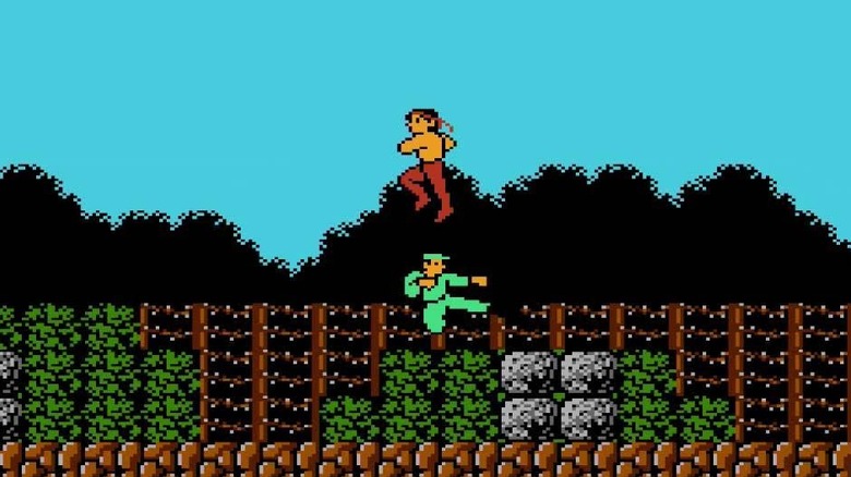 John Rambo átugrik egy rúgó ellenséges katonát a Rambo-ban (1987)