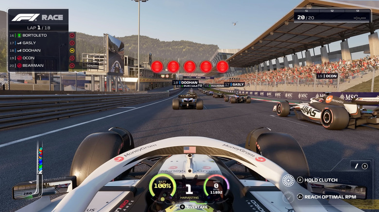 Első személyű kép egy Forma-1-es autó belsejéből az F1 25 rajtrácsán