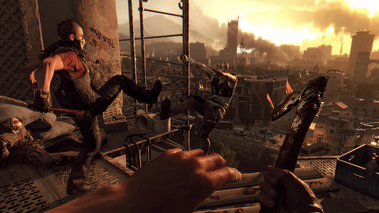 Kyle nézi, ahogy egy ember lerúg egy zombit egy épületről a Dying Lightban
