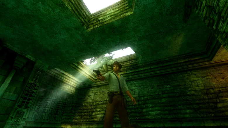 Indiana Jones pisztolyt céloz meg egy napfénysírban Indiana Jones és a császár sírjában