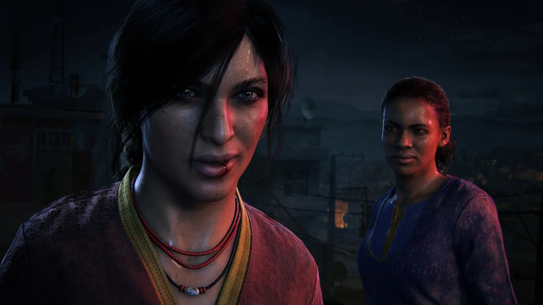 Chloe Frazer és Nadine Cross egy városról beszél éjszaka az Uncharted: The Lost Legacy című filmben