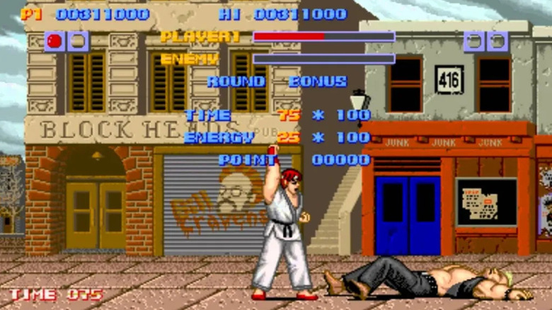 Ryu felemeli az öklét egy legyőzött Birdie felett 