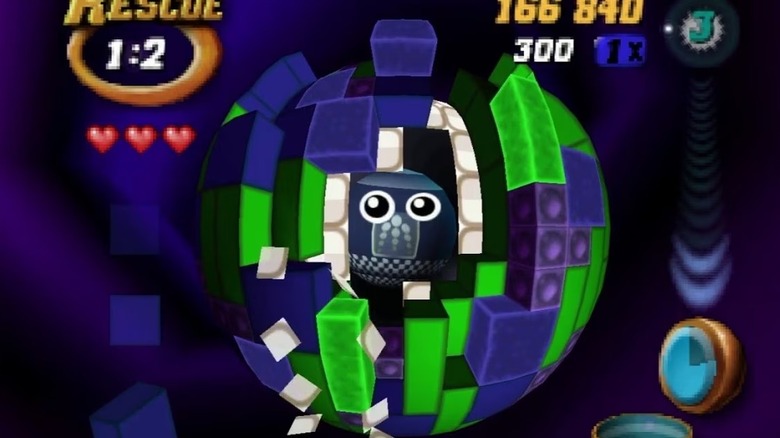 Egy robot kukucskál ki a Tetris blokkokból álló gömbből a Tetrisphere-ben