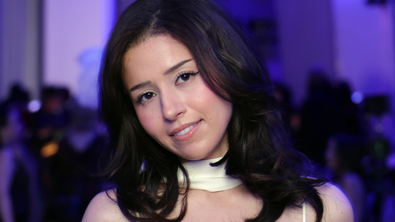 Pokimane részt vesz a Kim Shui divatbemutatón 2025 szeptemberében a New York-i divathéten