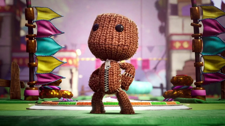 Sackboy diadalmasan pózol a Sackboy: A Big Adventure című filmben