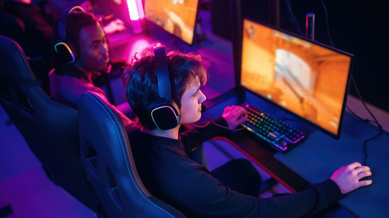 Két csapattárs egy esport csapatban