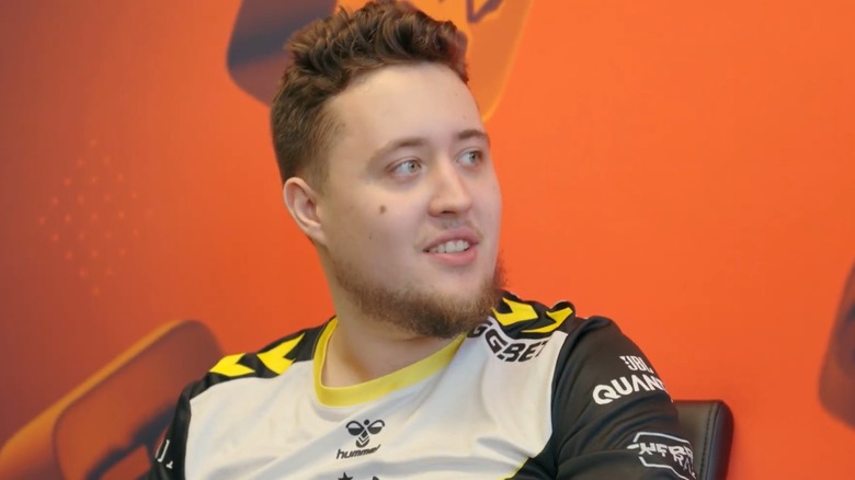 A Vitality csapat tagja egy GGBet logóval ellátott mezt visel a GG tábla előtt