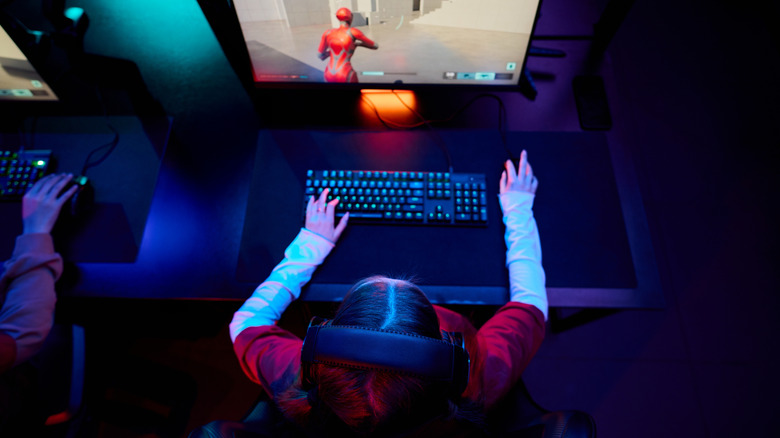 Egy fiatal nő egy esport versenyen versenyez