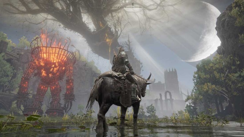 A Tarnished lóháton lovagol át a mocsáron egy tűzdémon mellett az Elden Ring: Shadow of the Erdtree című filmben