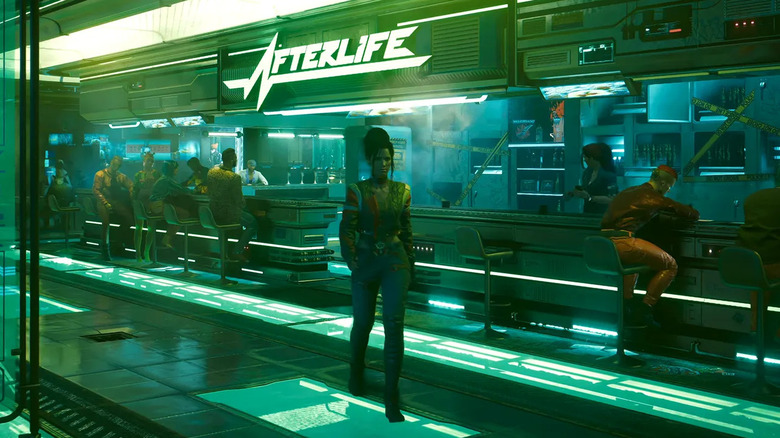 Egy nő sétál a pult mellett az Afterlife in Cyberpunk 2077-ben