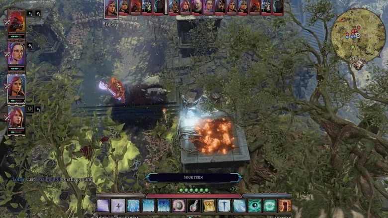 Egy parti hatalmas fáklyát gyújt egy erdőben a Divinity: Original Sin II-ben
