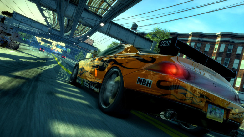A Burnout Paradise-ban egy megemelt vasúti pálya alatt halad egy sportautó