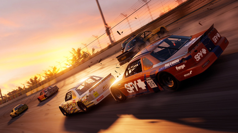 Sportautók száguldanak végig egy pálya ívén naplementekor a Grid Legendsben
