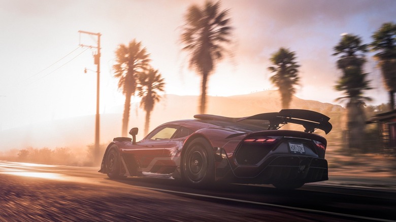 A Forza Horizon 5 pálmafák melletti úton sportverseny fut végig
