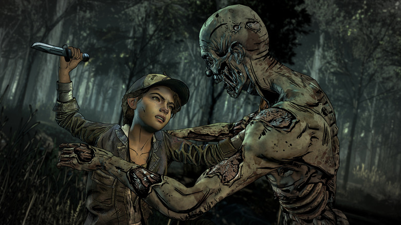 Clementine arra készül, hogy leszúrjon egy támadó zombit a The Walking Deadben
