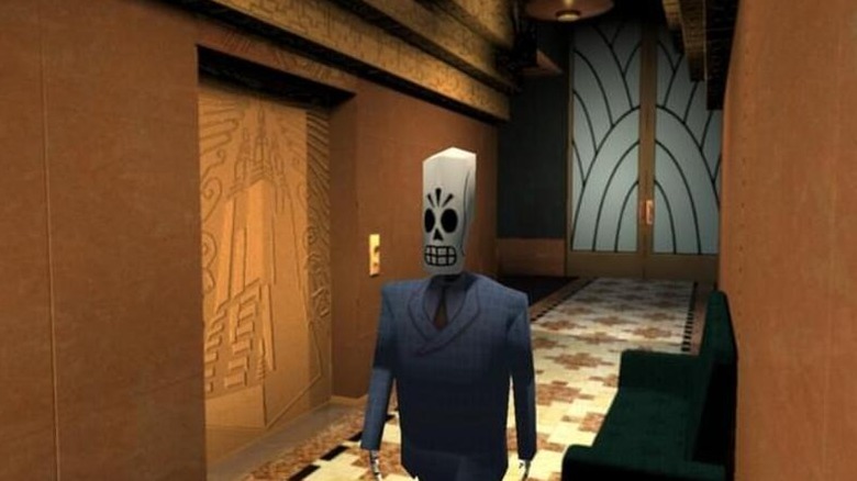 Manny Calavera egy lift mellett sétál Grim Fandangóban