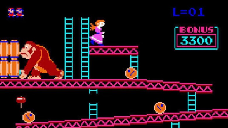 Donkey Kong hordókat gurít, Pauline pedig egy emelvényen áll Donkey Kongban