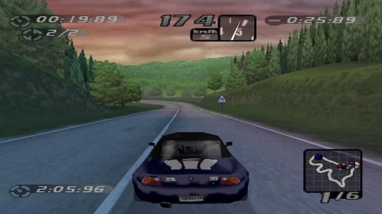 Egy kék sportautó egy hegyvidéki erdőben halad át a Need for Speed: High Stakes játékban