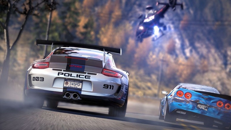 Egy rendőrségi járművé átalakított sportautó egy ütött-kopott kék sportkocsit üldöz, amint egy rendőrhelikopterhez közelednek a Need for Speed: Hot Pursuit (2010) című filmben.