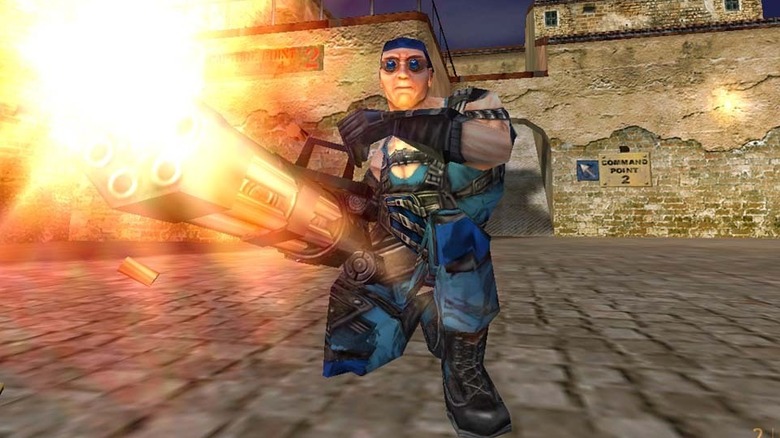 Egy férfi elsüt egy nagy fegyvert a Team Fortress Classic játékban