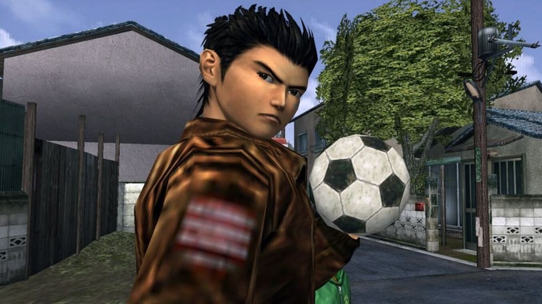 Ryo Hazuki egy futballlabdát tart a kezében Shenmue-ban