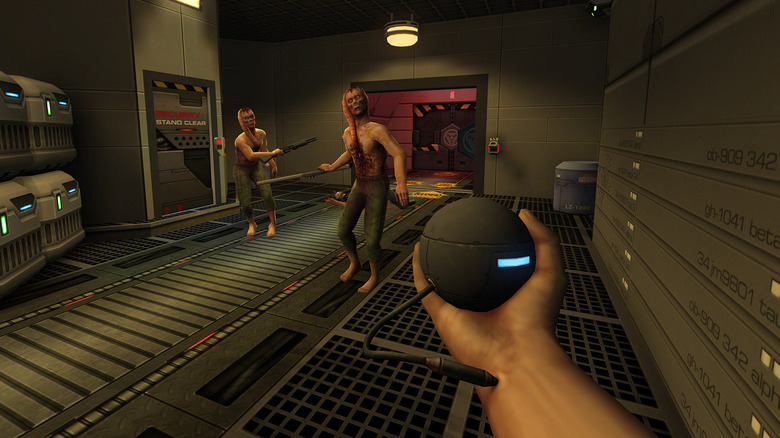 A játékos feltartja a csuklójába ültetett eszközt, miközben két mutánssal néz szembe a System Shock 2 Remastered játékban