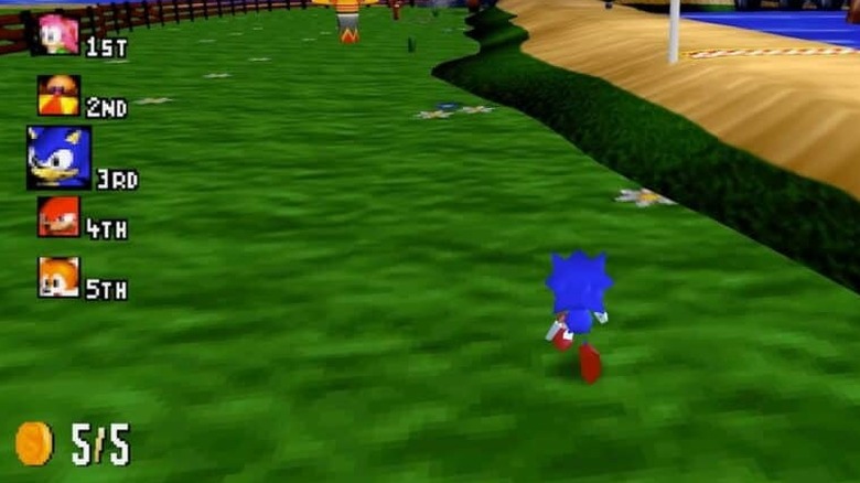 Sonic egy füves mezőn fut át ​​a Sonic R-ben