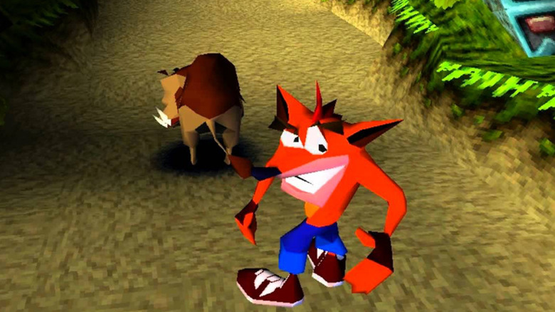 Crash Bandicoot egy varacskos disznó által befut a dzsungelen keresztül 