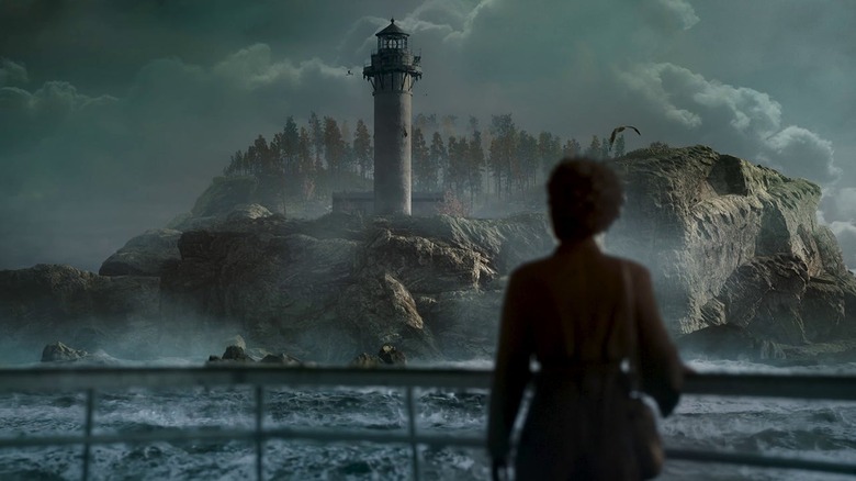 A játékos szereplői egy világítótornyot figyelnek meg egy sziklás tengerparton a Layers of Fear (2023) filmben.