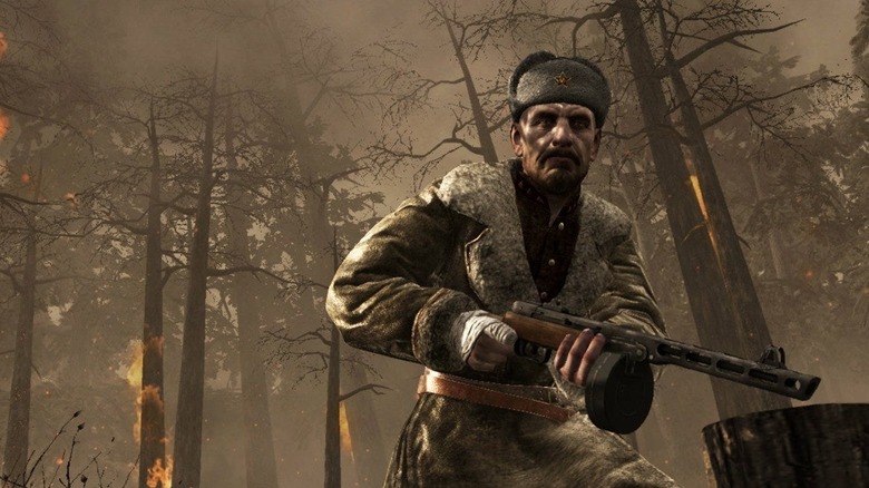 Egy szovjet katona géppisztolyt tart a kezében egy égő erdőben a Call of Duty: World at War-ban