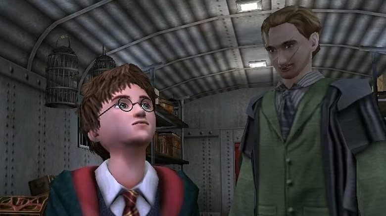 Remus Lupin közelről nézi Harry Pottert a Harry Potter és az azkabani fogolyban