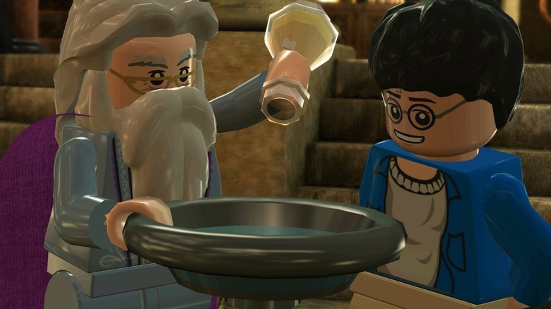 Harry Potter nézi, ahogy Albus Dumbledore előkészíti a töprengést a LEGO Harry Potter: Évek 5-7.