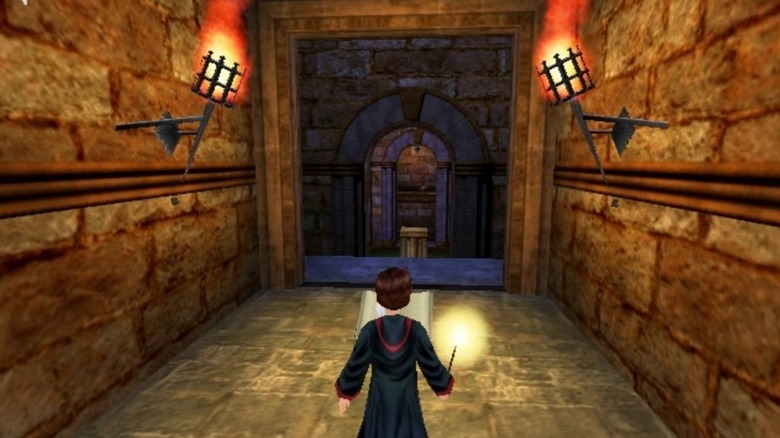 Harry Potter egy könyvet olvas egy világító pálcával a Harry Potter és a titkok kamrájában