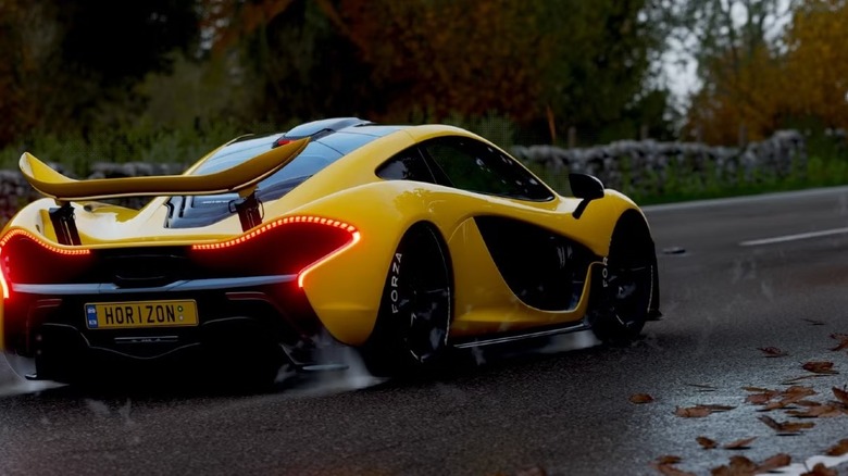 Egy sárga sportautó száguld a vizes úton a Forza Motorsport 4-ben