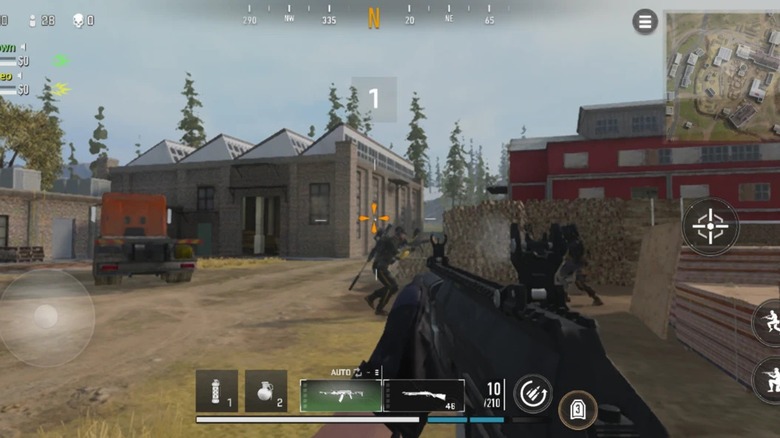 Egy játékos rohampuskával közelít két katonához a Call of Duty: Warzone Mobile-ban