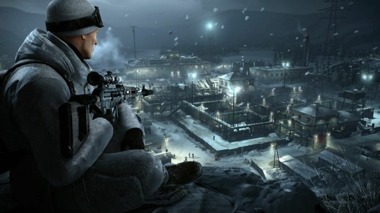 A 47-es ügynök mesterlövész puskával vizsgál egy szibériai börtönt a Hitman: World of Assassinationben