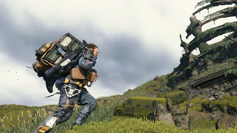 A Sam Porter Bridges egy benőtt parkoló mellett halad Death Strandingben
